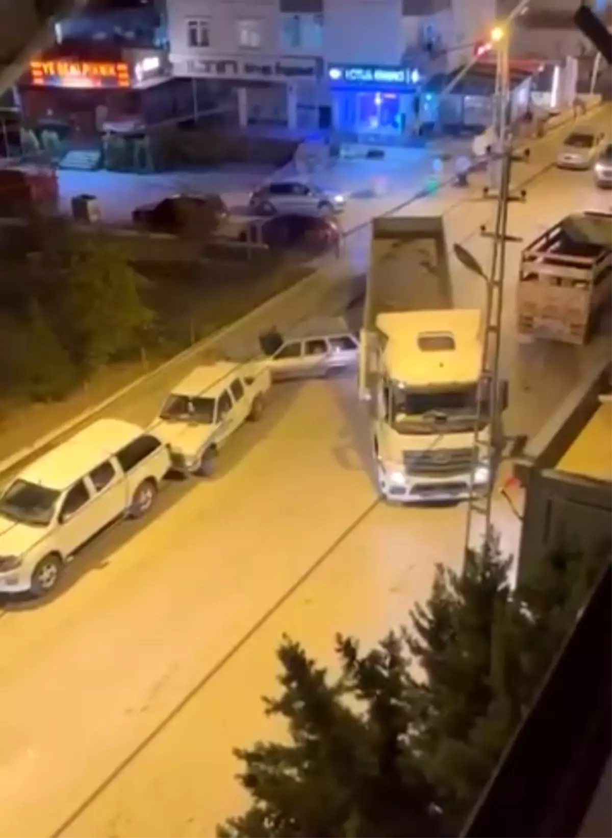 Ankara’da tır park halindeki araca çarptı