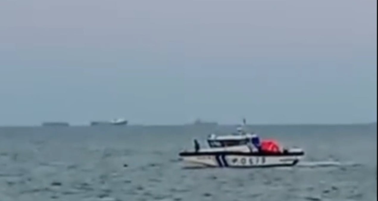 Biri tabelaya takıldı diğeri denize düştü! Paraşütçüler ölümle dans etti