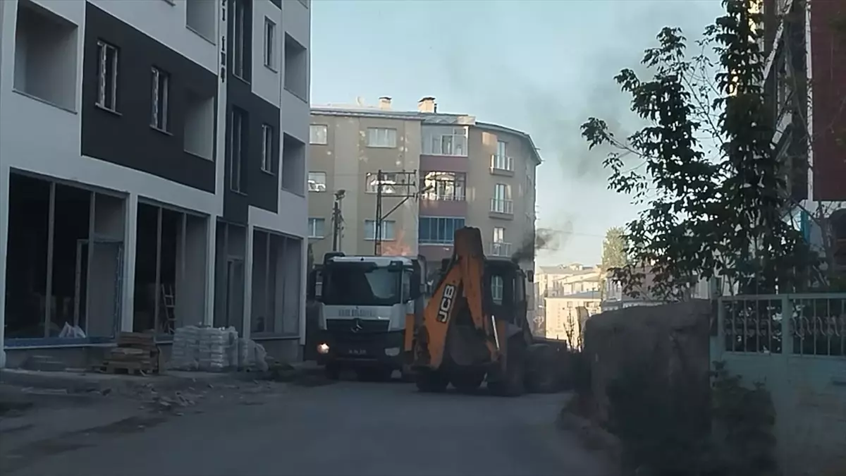 Kars’ta çöp kamyonu kasasında çıkan yangını kepçe operatörü kumla söndürdü