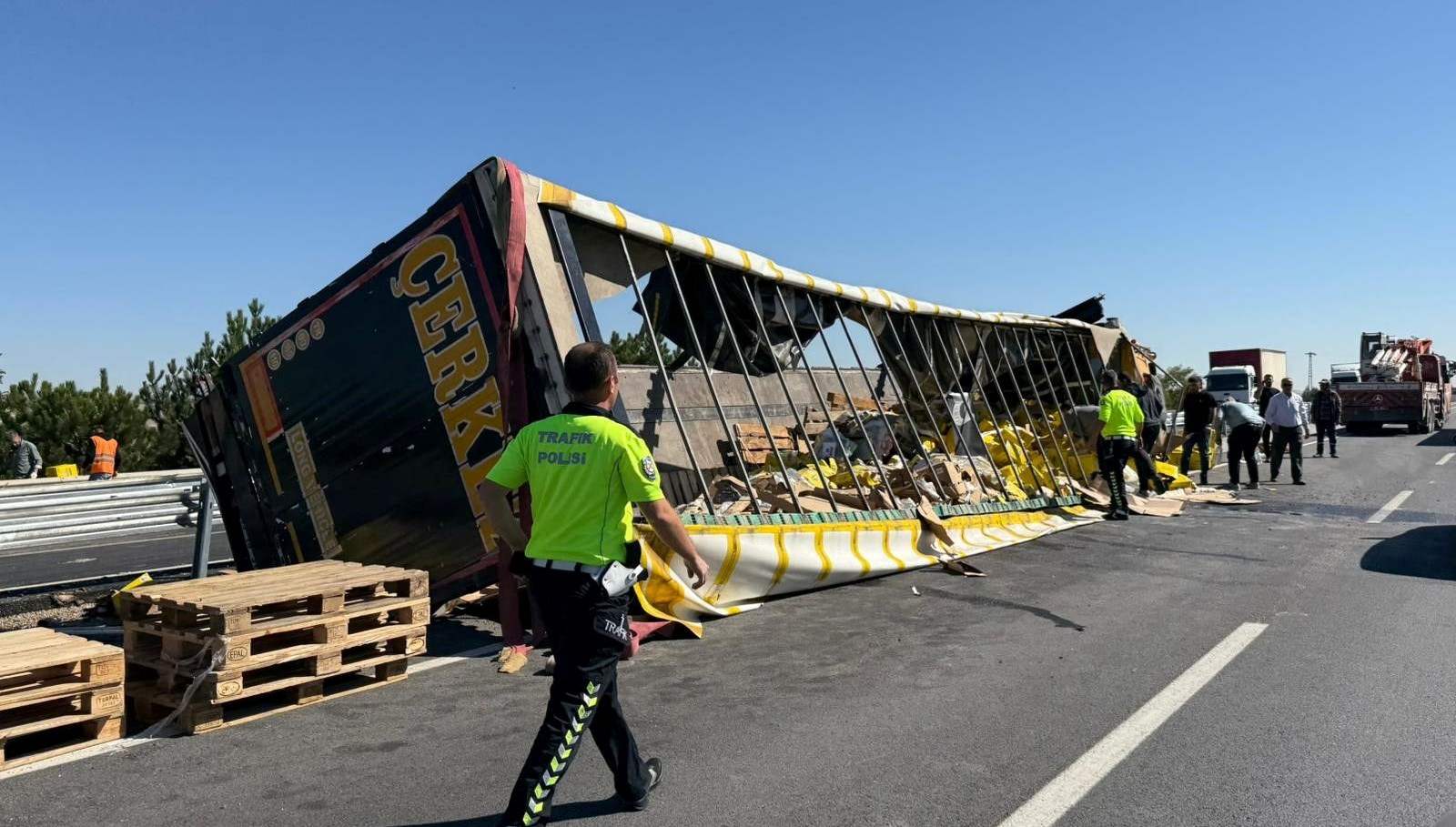 kontrolden cikan sivi yag yuklutir devrildi 8i5pQi4A