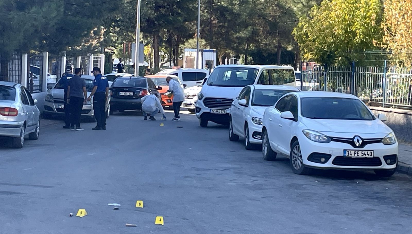 Lise önünde silahlı kavga: Kurşunlar araçlara isabet etti