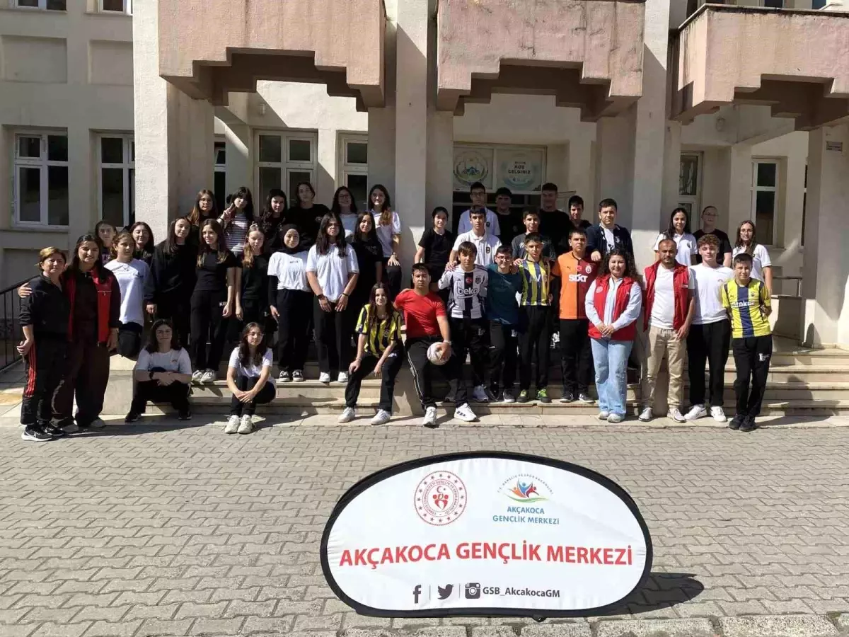 Gençlik Merkezi Akçakoca’da Tanıtım Yapıyor