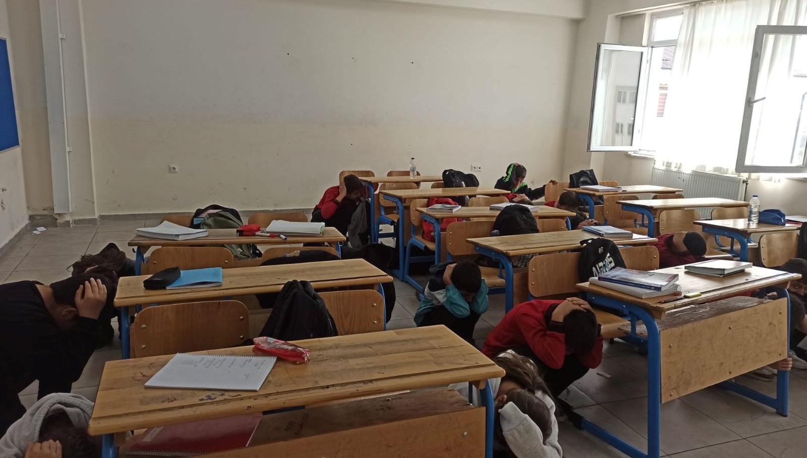 hakkaride okullarda tatbikat f4lxJB4j.jpg