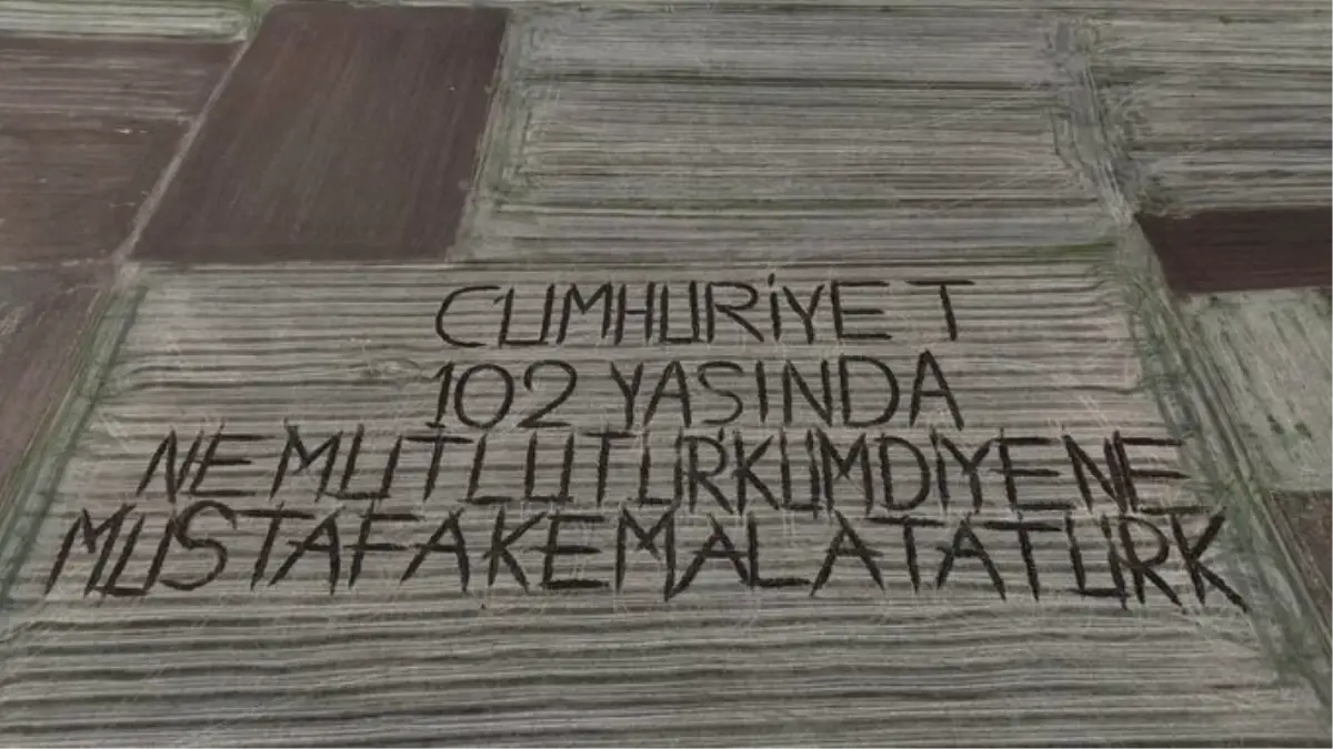 Ispartalı genç çiftçi tarlasına traktörle “Yaşasın Cumhuriyet” yazdı