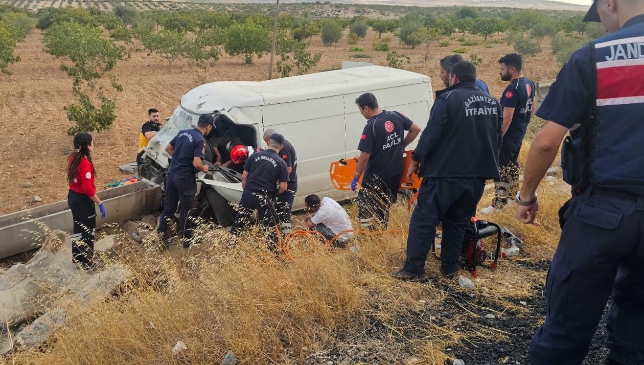 kamyonet sarampole uctu aracta sikisan kisiler agir yaralandi p9RDgWr2