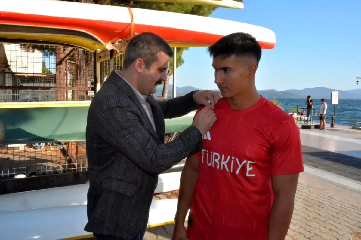 Kaymakam Kumcu, Dünya Şampiyonu Kano Sporcusunu Ödüllendirdi