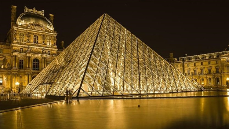 Paris’in kalbinde 88 milyon euro’luk vurgun: Soyguncuların kaçışı kamerada