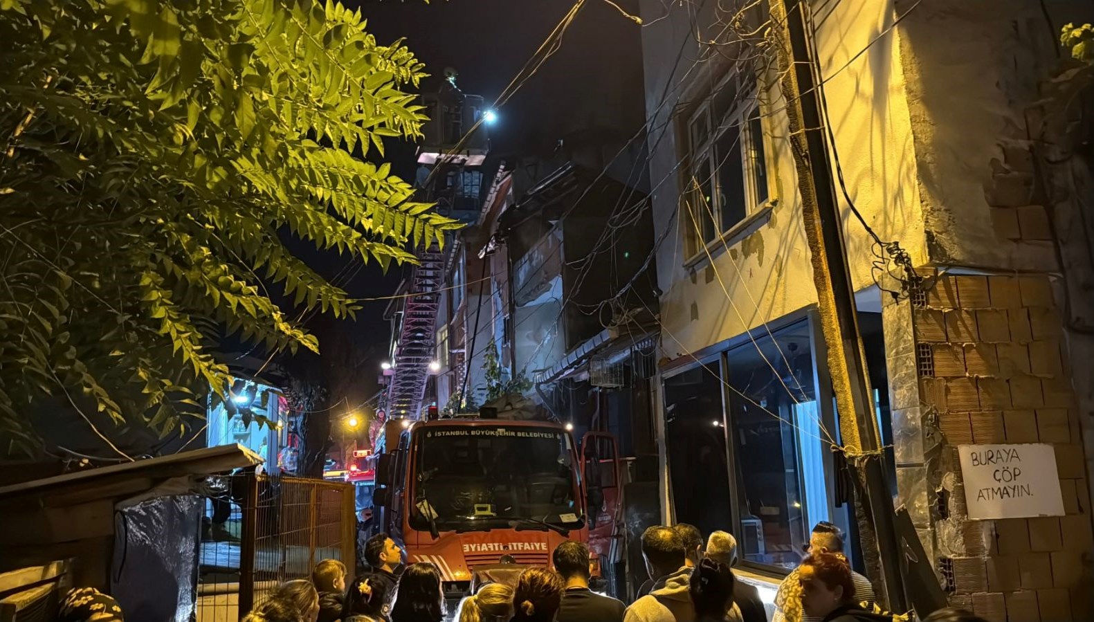 Şişli’de çatı katındaki yangın  panik yarattı