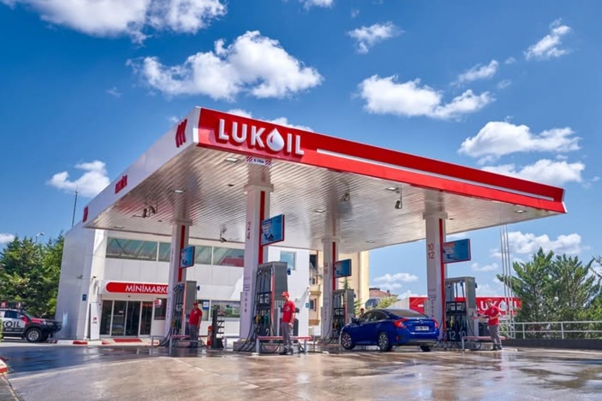 ABD’nin yaptırım listesine aldığı Lukoil, uluslararası varlıklarının satışı için potansiyel alıcılarla görüştüğünü duyurdu