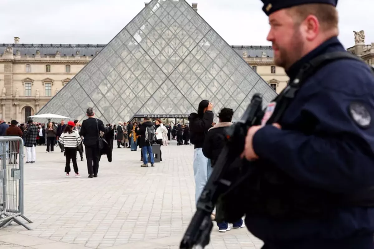 Yakalanan hırsızlar her şeyi itiraf etti! Louvre soygununun arkasında Rusya mı var?