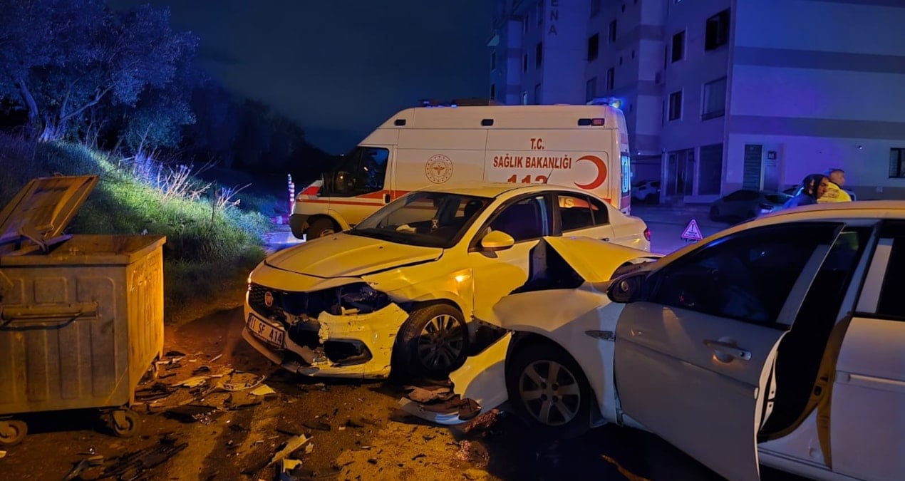 Bursa’da iki otomobil kafa kafaya çarpıştı: 2 yaralı