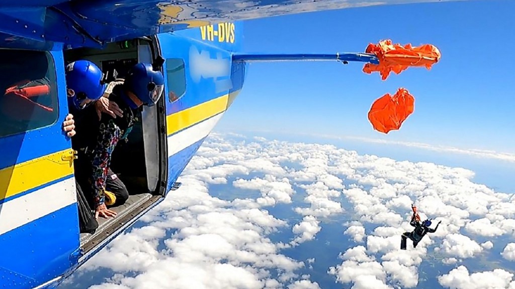 Havada mucize kurtuluş: Paraşütü uçağın kuyruğuna takıldı, 4 bin metrede asılı kaldı