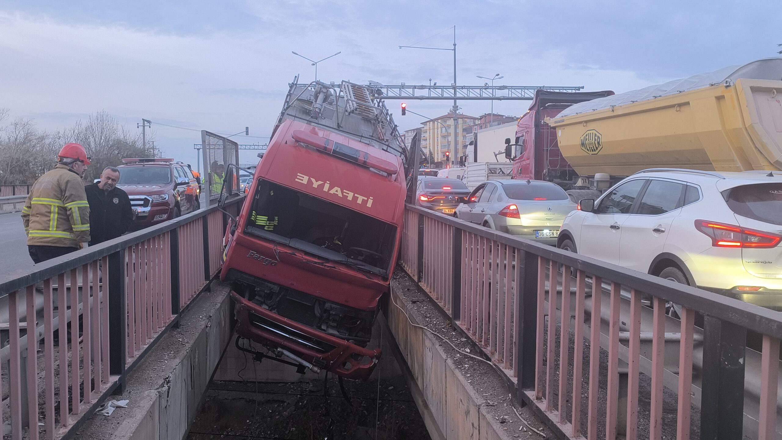 İtfaiye aracı iki köprü arasında asılı kaldı