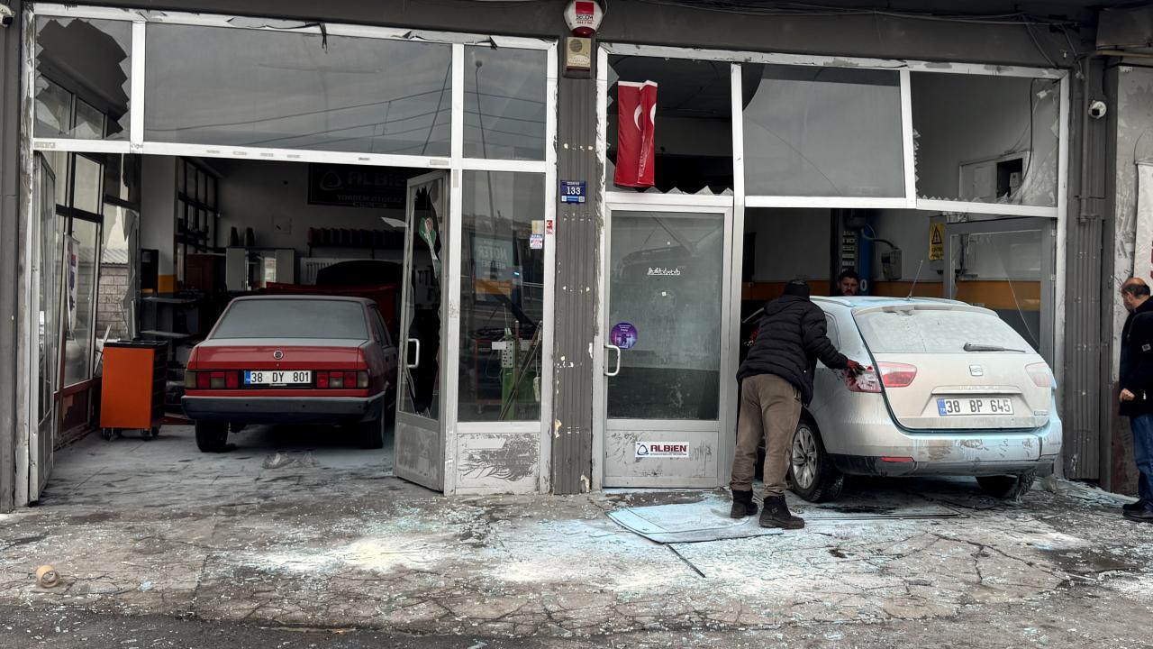 Ortalık savaş alanına döndü! Otomobilin LPG tankı patladı: 3 yaralı