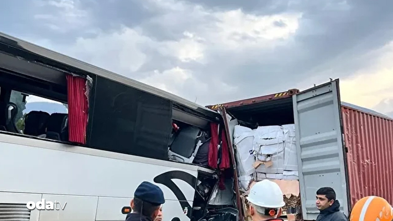 Otoyolda can pazarı: Otobüs tıra çarptı… 6 ölü 11 yaralı
