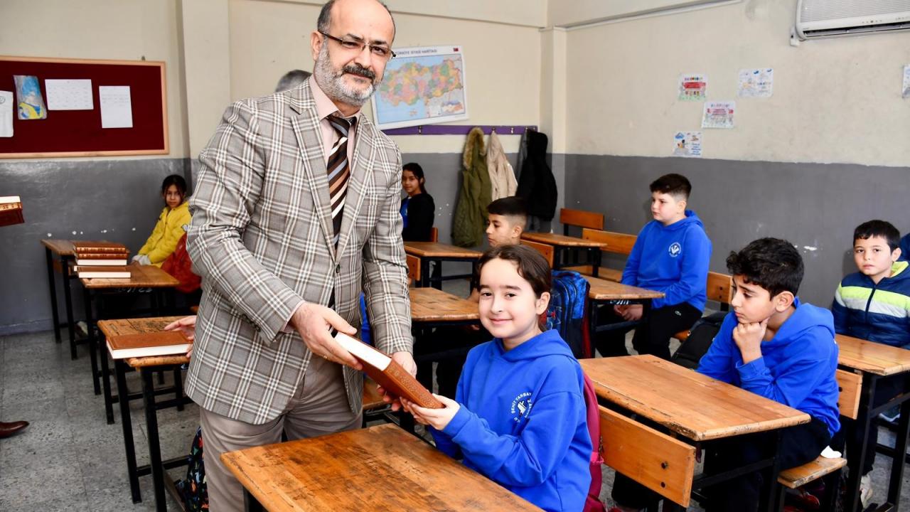 Silifke’de anlamlı hareket: Öğrencilere Kur’an-ı Kerim hediye edildi