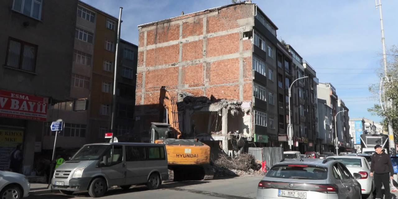 Sultangazi’de yıkım faciası: Kentsel dönüşümde yıkılan bina bitişikteki 5 katlı apartmanı harabeye çevirdi