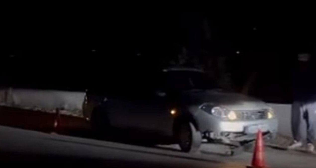 Yolda yatan adamın üstünden otomobil geçti