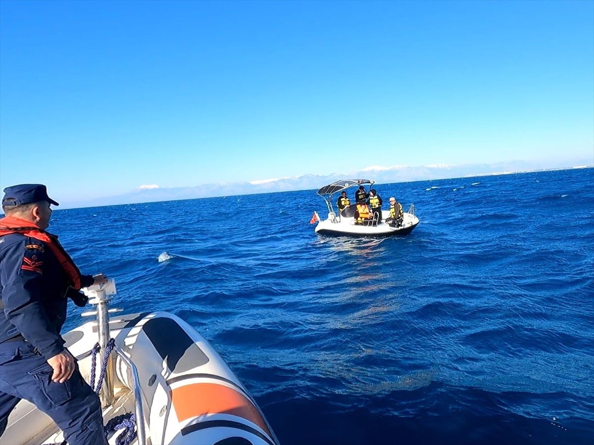Aksu Açıklarında Su Alarak Batmak Üzere Olan Teknedeki 5 Kişi Kurtarıldı
